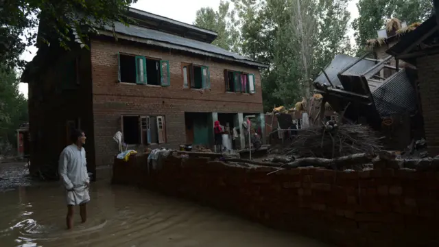 سیلاب کو آئے پندرہ دن گزر چکے ہیں لیکن اب بھی سیلابی پانی سڑکوں اور گلیاں میں جمع ہے۔