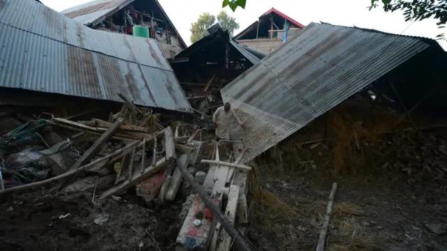 کشمیر میں آنے والے اس سیلاب کو نصف صدی کا بدترین سیلاب قرار دیا گیا ہے۔