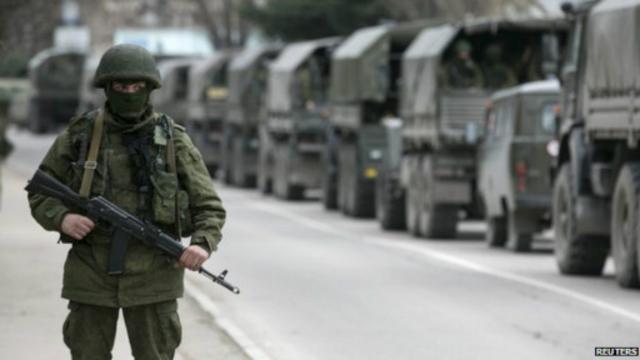 روسيا تقول إن مسلحين محليين هم الذين حاصروا قواعد أوكرانية وليس القوات الروسية.