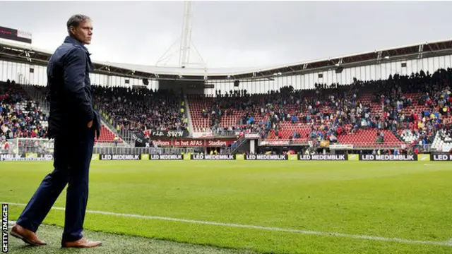 Ada dua solusi bagi Van Basten: melakukan hal lain atau mengubah cara kerja.