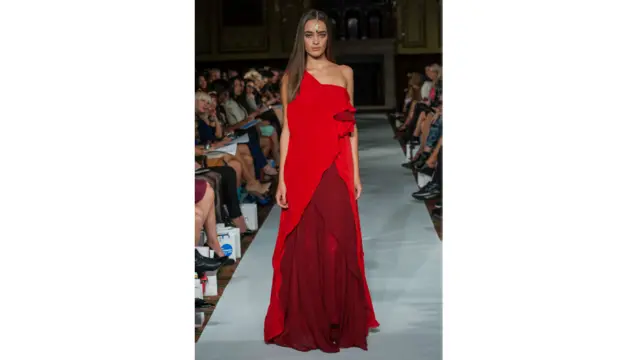 دا پله ښاغلي منصور په خپل ډیزاین کې سور، طلایي او پیکه آسماني رنګونه ډیر کارولي.