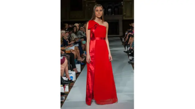 عمر منصور د جامو سینګاروونکی دی او دا یې د جامو ۹مه دا ډول ننداره وه.