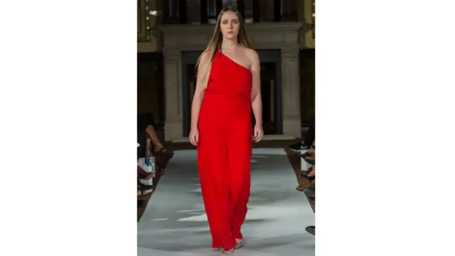 نوموړې د نڅا پر مهال د بې باکه جامو په تن کولو مشهوره وه. 