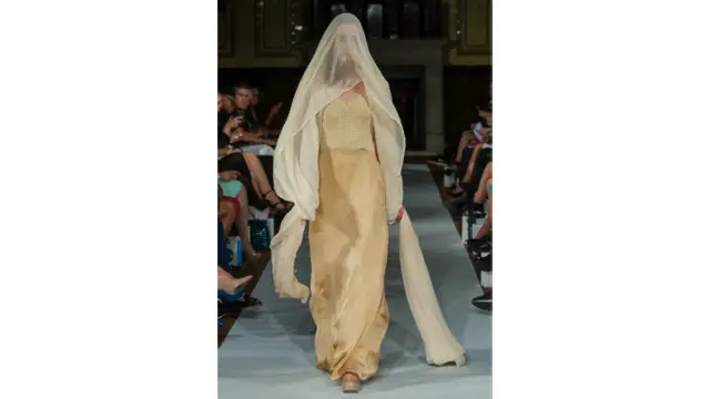 نوموړي ویلي چې د جامو ډیزاین او رنګونه یې له مټه هاري نه متاثره ده.