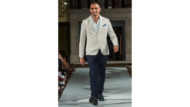 عمر منصور تکړه او ځوان فېشن ډیزاینر دی او سینګار شوې جامې یې په لندن کې خورا مشهورې دي.