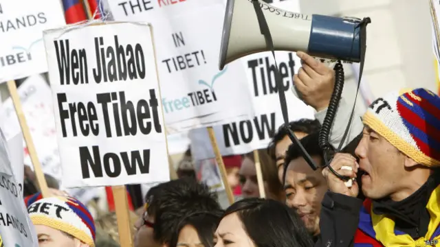 Многие тибетцы протестуют против подавления своих религиозных свобод властями Китая