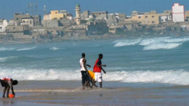 La plage à Dakar au Sénégal, pays où 73% des habitants se disent optimistes sur l'avenir. Un record mondial.