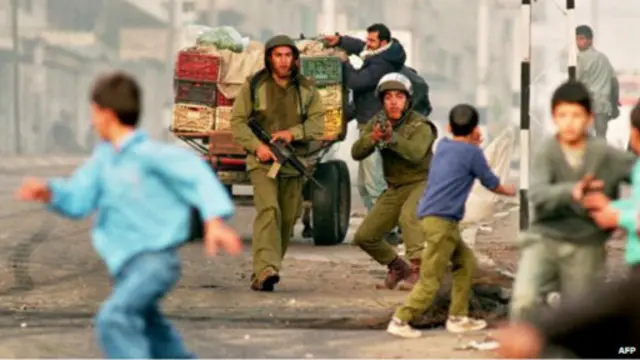 تصویر تاثیرگذاری که رویارویی اسرائیل و فلسطینی‌ها در دهه ۸۰ و ۹۰ میلادی در اختیار رسانه‌ها گذاشت چهره اسرائیل را در افکار عمومی تغییر داد