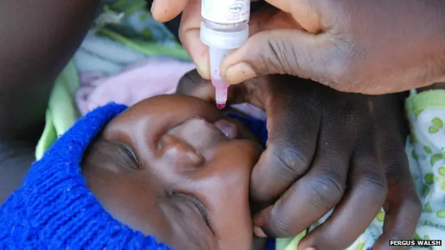 Bebê tomando medicamento na África / Crédito: Fergus Walsh