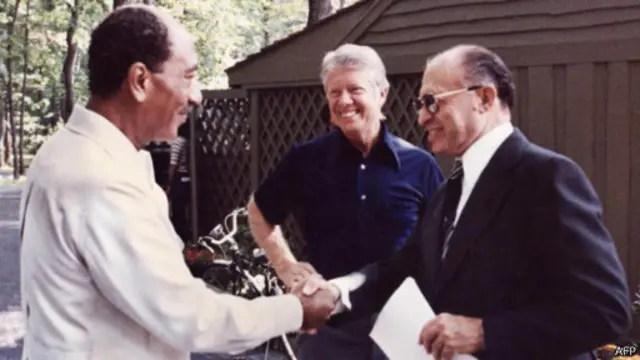 مناخم بگین (سمت راست) در سال ۱۹۷۷ به قدرت رسید و کمی بعد با توافق کمپ دیوید با مصر صلح کرد اما رسیدن به صلح در خاورمیانه همچنان سراب باقی ماند