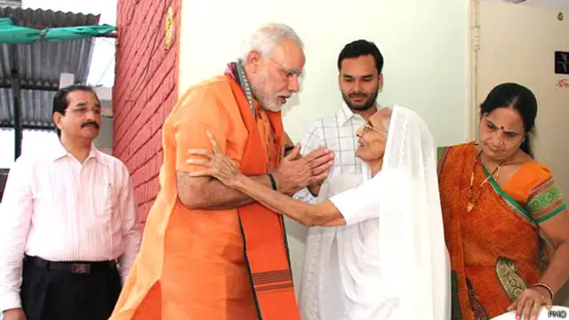 माँ के साथ मोदी