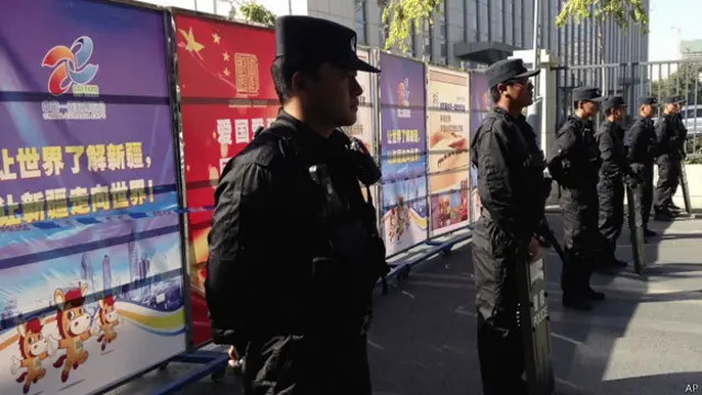 新疆烏魯木齊中級法院門外大批警員持防暴裝備封鎖馬路（17/9/2014）