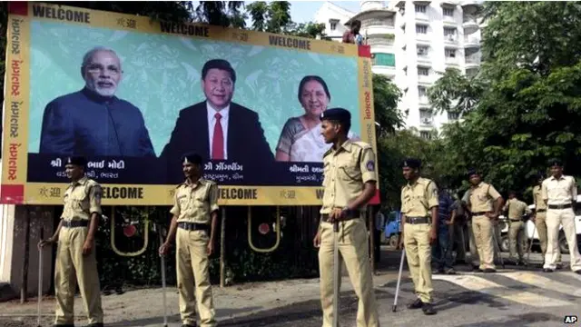 शिन जिनपिंग और नरेंद्र मोदी के पोस्टर