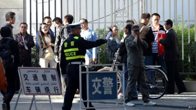 از ساعاتی پیش از محاکمه گروهی از مردم برای حضور در جلسه دادگاه صف کشیدند