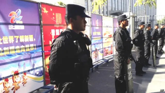 ماموران پلیس ضد شورش در نقاطی از ارومغی مستقر شده‌اند