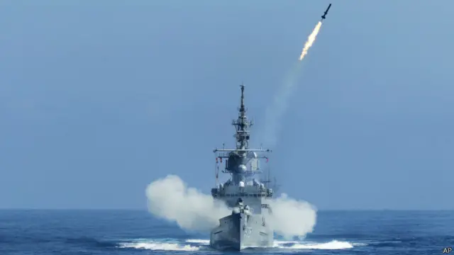 据台国防部官员对BBC中文网说,海上的演习包括火炮实弹射击,动用各式军舰约二十艘。