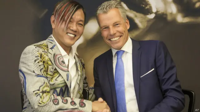 Stephen Hung (izq.) con el gerente ejecutivo de Rolls-Royce, Torsten Mueller-Oetvoes