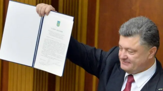 الرئيس بوروشينكو يقول إن القانون الجديد سيحافظ على سلامة أراضي أوكرانيا.