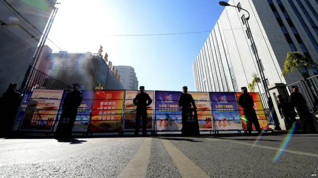 新疆乌鲁木齐中级法院门外大批警员持防暴装备封锁马路（17/9/2014）