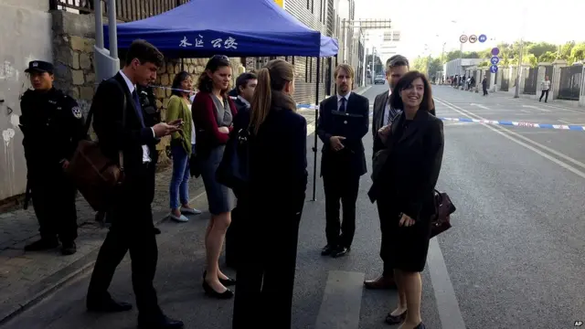 外国驻华使馆官员在封锁线外交谈（17/9/2014）