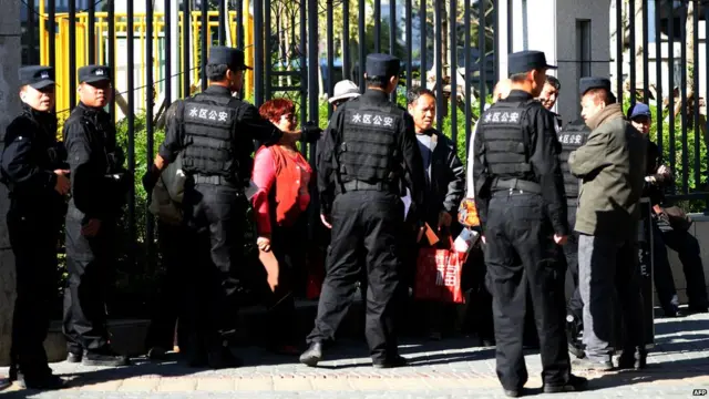 身穿避弹衣的警员驱散法院外聚集人群（17/9/2014）