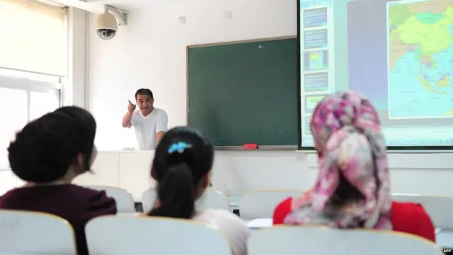 伊力哈木在北京中央民族大学授课（12/6/2010）