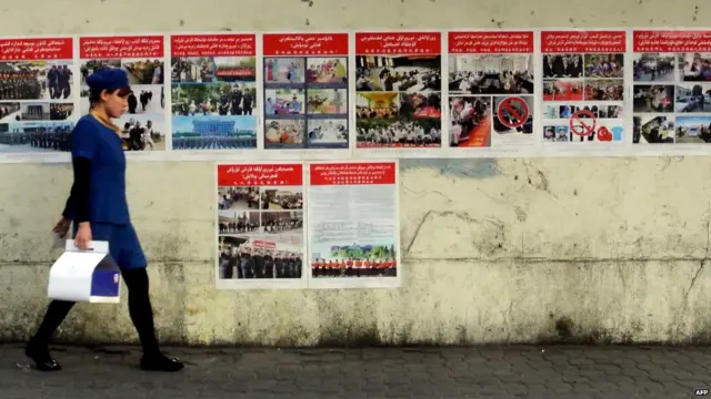 新疆乌鲁木齐街头的反恐宣传海报（16/9/2014）