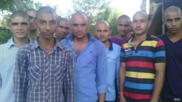 වඳුරෙක් මරණයට පත්වීමේ ශෝකය පළ කිරීමට දෙසීයක් පමණ ගම් වැසියන් හිස මුදු කරයි.