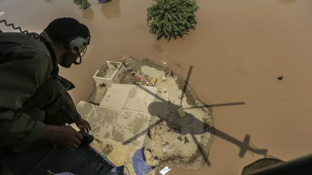 له کومه ځایه چې د خلکو د رایستلو امکان نه وي، هلته د چورلکو په مرسته خلکو ته خوراکي توکي رسول کېږي.