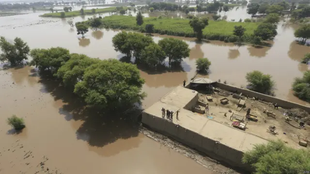 د چورلکې او بېړیو په مټ په اوبو کې د ایسارو شويو خلکو د رایستولو هڅې روانې دي.