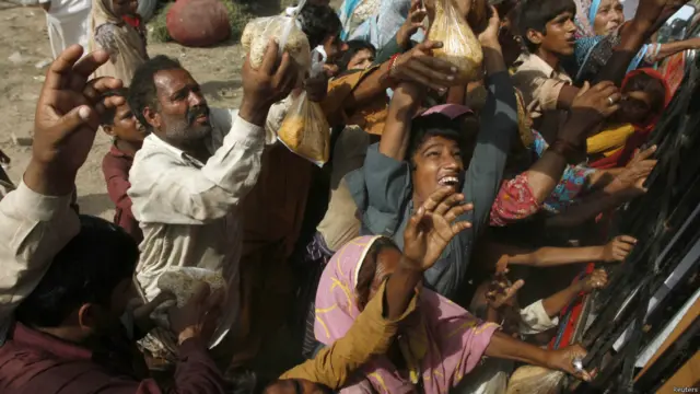 بې وزلو او زیانمنو کسانو ته مرسته رسول د تل په څېر یو ستونزمن کار دی، په ځانګړي ډول هلته چې زیانمن ډېر او مرسته کمه وي.