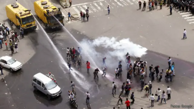 কাঁদানে গ্যাস আর গরম পানি ছুড়ে গণজাগরণ মঞ্চের কর্মীদের সরিয়ে দিয়েছে পুলিশ 