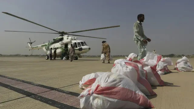 د چورلکې په مټ د خوراکي توکو د رسولو لړۍ روانه ده، خو په ځینو سیمو کې خلک لاهم شکایت کوي چې مرستې نه دي ورته رسېدلې.