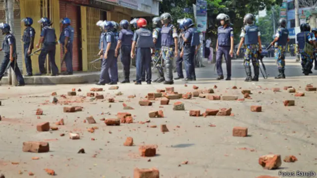 চাপাইনবাবগঞ্জে পুলিশের সাথে জামায়াত সমথর্কদের ধাওয়া পাল্টা ধাওয়া হয়েছে