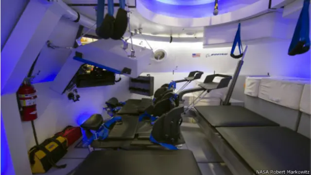 El interior de la nave CST-100 de Boeing.