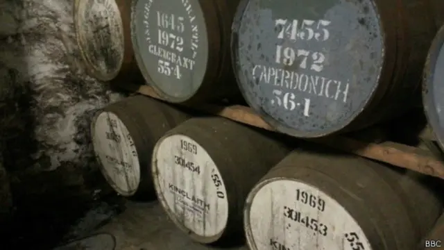 В этих-то бочках и ждет своего "часа бутилирования" виски