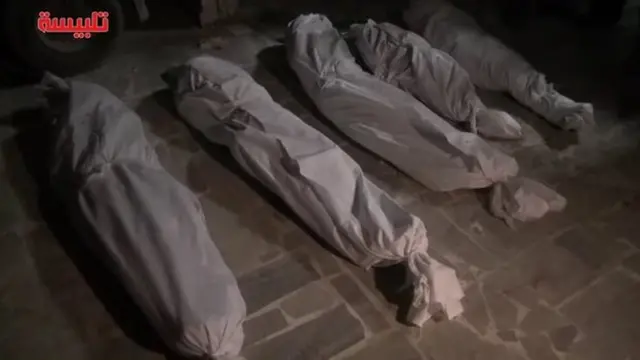 نشر نشطاء صورة ماقالوا انه جثامين خمسة من افراد اسرة واحدة