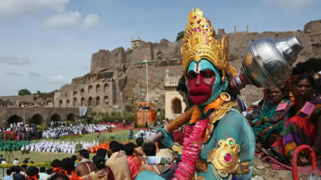 हनुमान के रूप में एक शख़्स