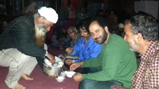 ۔۔کشتی پر گھروں سے کھانے کا سامان اور گیس کے سیلنڈر لائے گئے