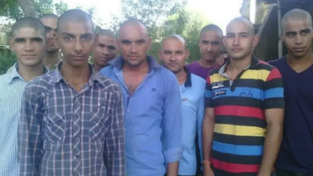 کئی ہندو مرد اپنےمرحوم رشتہ داروں کا سوگ منانے کے لئے اپنے سر منڈواتے ہیں 