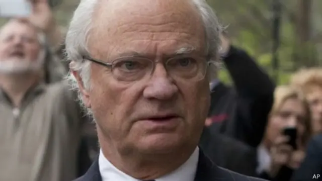 ملك السويد كارل غوستاف السادس عشر معروف عالميا بتقديمه جوائز نوبل السنوية