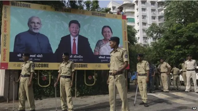 古吉拉特邦街頭懸掛了習近平和莫迪的像，習近平在那裏受到了熱烈歡迎