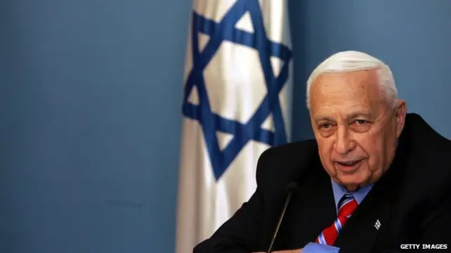 以色列前总理沙龙2005年在一次记者发布会上。2006年沙龙脑溢血后一直昏迷,靠呼吸机维持生命八年。