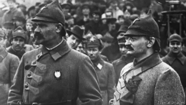 Tướng Mouralov và Chính ủy Trotsky sau khi Liên Xô thua Ba Lan năm 1920