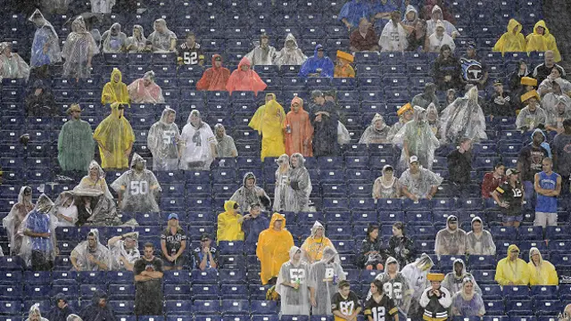 fanáticos bajo la lluvia