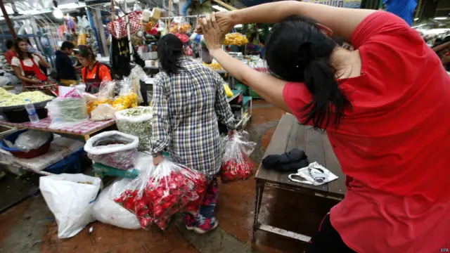 Tapi juga bisa dilakukan dengan serius dengan gerakan yang tak banyak beda dengan di kelas-kelas senam lain. 