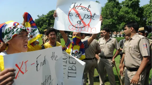 जिनपिंग का विरोध करते तिब्बती युवा.
