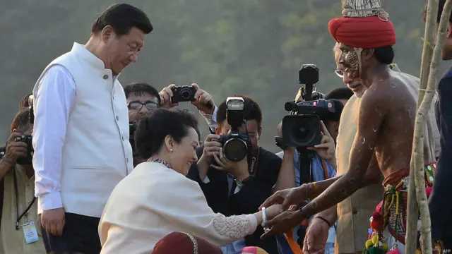 शी जिनपिंग और पत्नी पेंग लियुआन