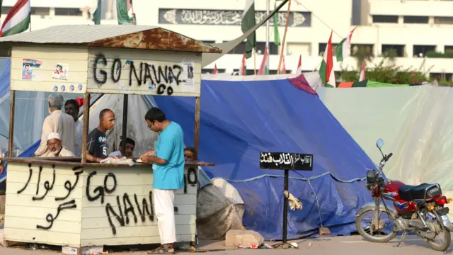 عوامی تحریک کے سربراہ طاہر القادری نے چند روز پہلے اپنی تقریر میں’گو نواز گو‘ کے نعرے کرنسی نوٹوں پر بھی تحریر کرنے کی مہم شروع کرنے کا اعلان کیا تھا تاہم جب سٹیٹ بینک نے بیان جاری کیا کہ کرنسی نوٹ پر کسی قسم کی تحریر سے نوٹ قابل استعمال نہیں رہ جاتا، اس کے بعد طاہر القادری نے اعلان واپس لیتے ہوئے سماجی رابطوں کی ویب سائٹس پر گو نواز گو کی تحریک شروع کرنے کا اعلان کیا۔