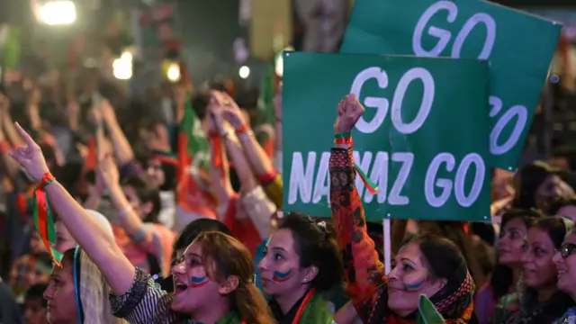 شاہراہ دستور پر دن کے وقت کچھ زیادہ کرنے کو نہیں ہوتا ہے لیکن شام میں یہاں رونق بڑھ جاتی ہے جس میں دونوں دھرنوں کے قائد بھی اپنے اپنے کنٹینرز کے اوپر آ جاتے ہیں اور وقفے وقفے سے تقاریر کرتے ہیں لیکن دونوں رہنما اس بات کا خاص خیال رکھتے ہیں کہ ایک دوسرے کا ایئر ٹائم خراب نہ کریں یعنی تقاریر کی لائیو میڈیا کوریج۔